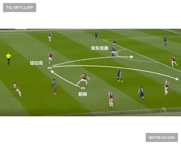 特写：河南队老帅安东尼奥训练课后独自复盘，战术板画满标记